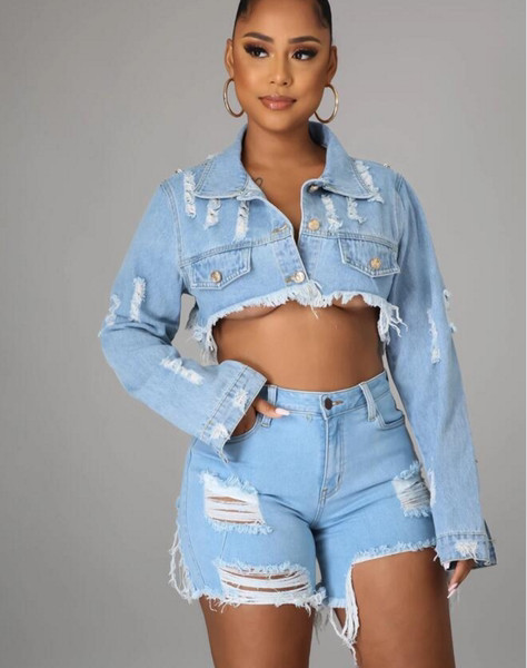 Modern női rövid farmerdzseki szakadt motívumokkal és fémlánccal