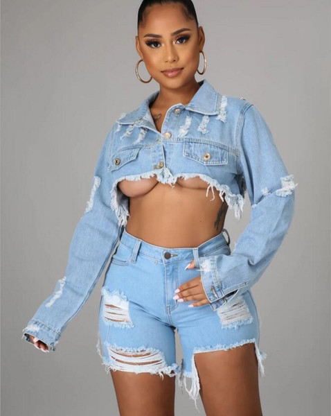 Modern női rövid farmerdzseki szakadt motívumokkal és fémlánccal