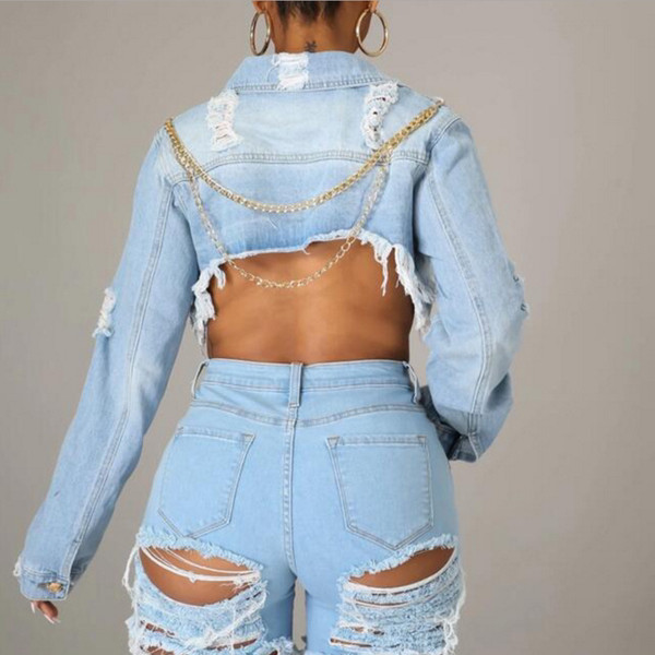 Modern női rövid farmerdzseki szakadt motívumokkal és fémlánccal