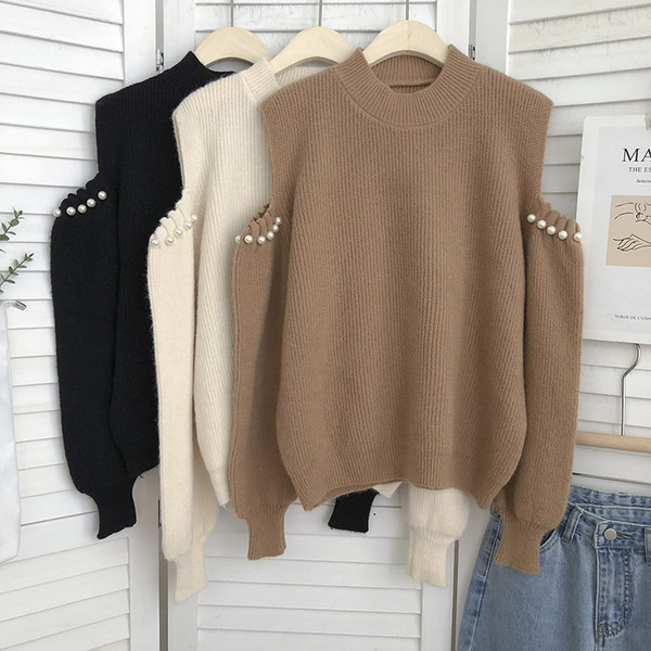 Női pulóver gyöngyökkel és csupasz váll