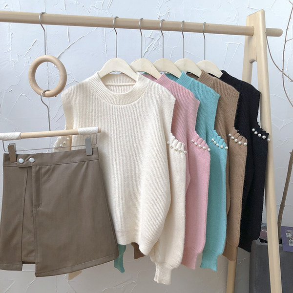 Női pulóver gyöngyökkel és csupasz váll