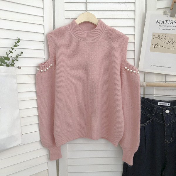 Női pulóver gyöngyökkel és csupasz váll