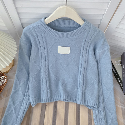 Ženski pulover s ovalnim izrezom - jednobojni model