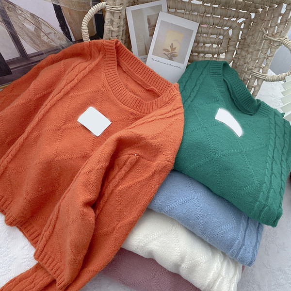 Ženski pulover s ovalnim izrezom - jednobojni model