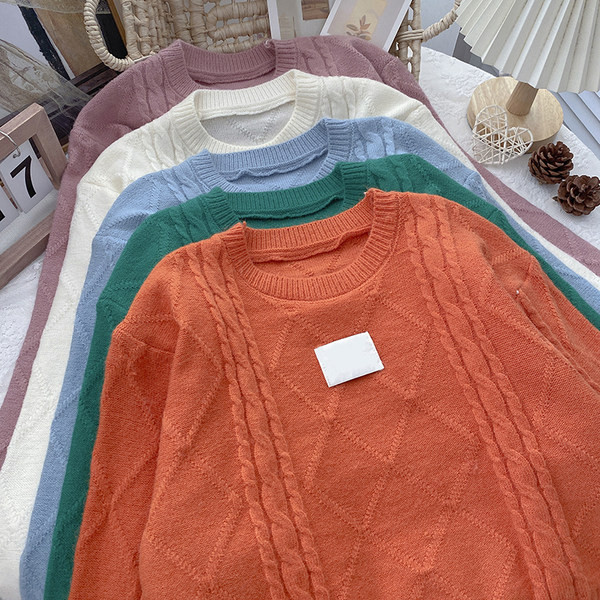 Ženski pulover s ovalnim izrezom - jednobojni model