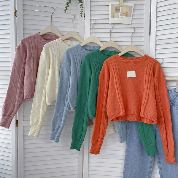 Ženski pulover s ovalnim izrezom - jednobojni model