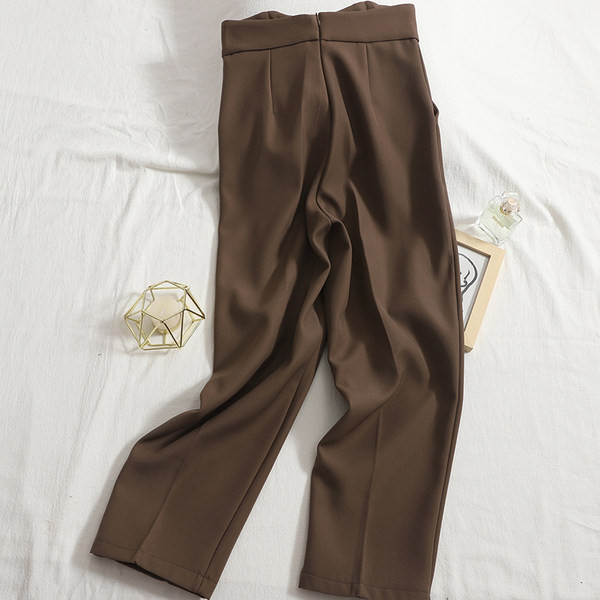 Modern női nadrág gombokkal, magas derékkal