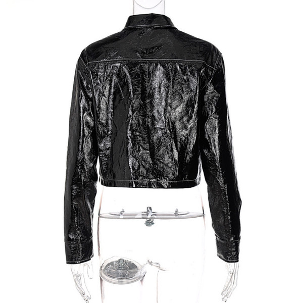 Stílusos női rövid bőrdzseki zsebekkel és gombokkal