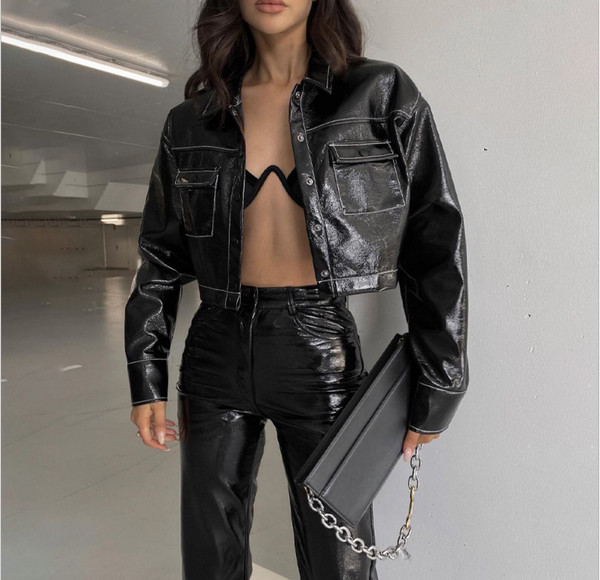 Stílusos női rövid bőrdzseki zsebekkel és gombokkal