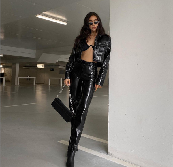 Stílusos női rövid bőrdzseki zsebekkel és gombokkal