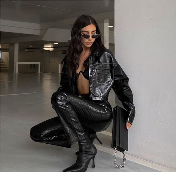 Stílusos női rövid bőrdzseki zsebekkel és gombokkal