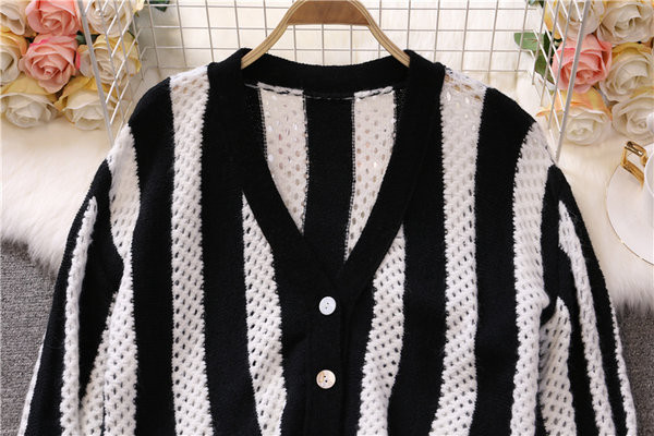 Fekete-fehér csíkos női mellény