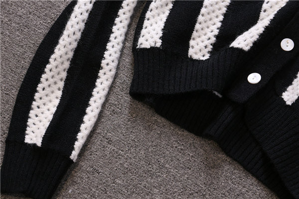 Fekete-fehér csíkos női mellény