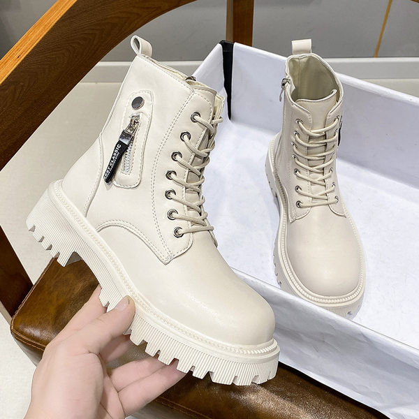 Alkalmi női csizma cipzárral és durva talppal