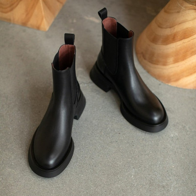 Lapos talpú női csizma új modellje