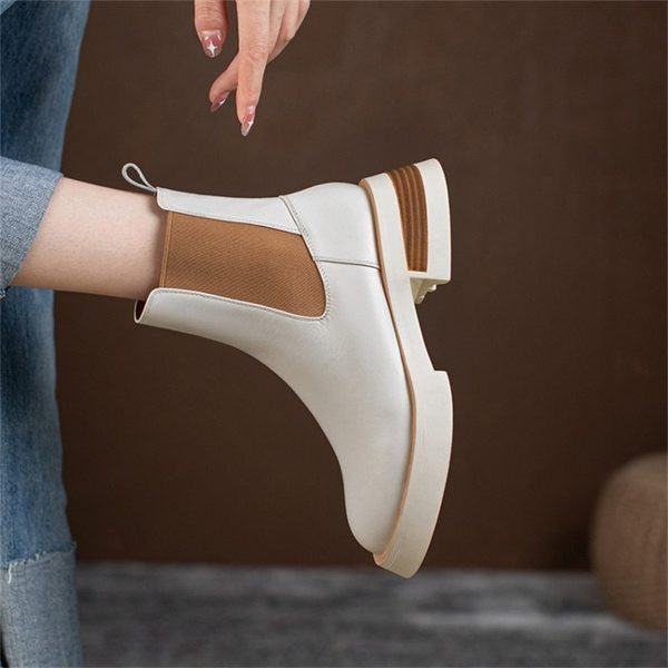 Lapos talpú női csizma új modellje