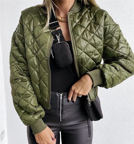 Moderan kratki model ženske jakne s patentnim zatvaračem