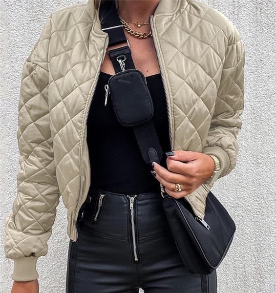 Moderan kratki model ženske jakne s patentnim zatvaračem