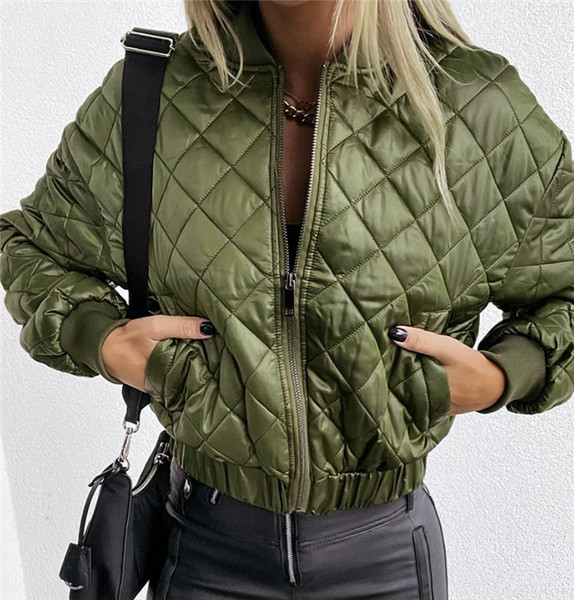 Moderan kratki model ženske jakne s patentnim zatvaračem