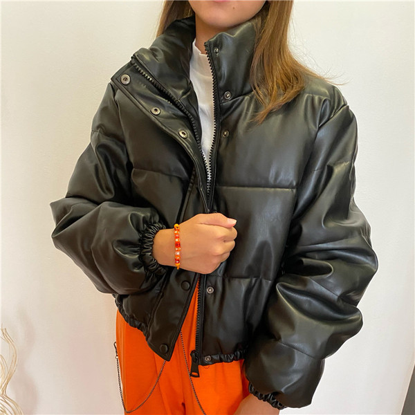 Stílusos női rövid kabát széles modell gombokkal és cipzárral