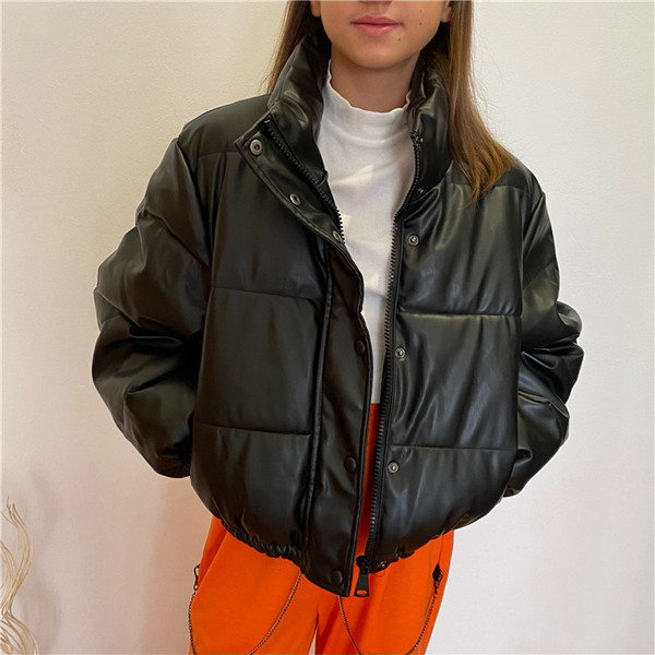 Stílusos női rövid kabát széles modell gombokkal és cipzárral