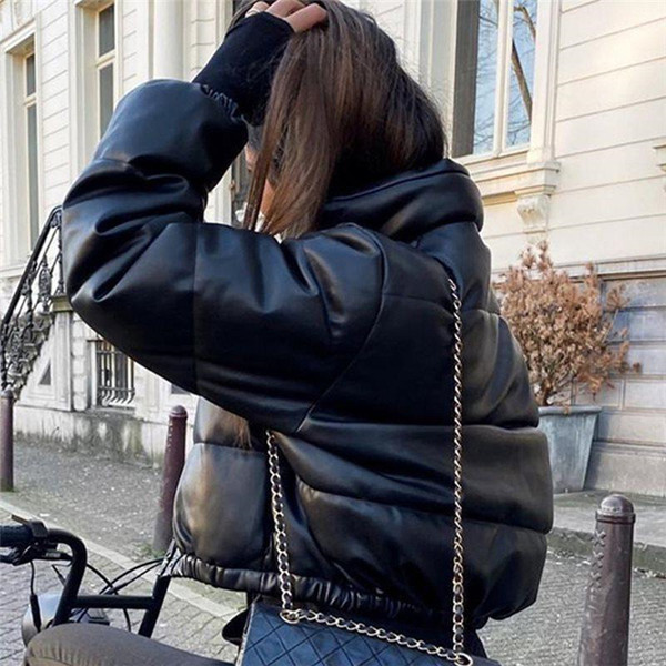 Stílusos női rövid kabát széles modell gombokkal és cipzárral