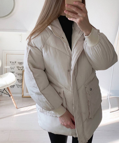 Modern női hosszú modell kabát zsebekkel és gombokkal