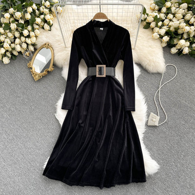 Női bársonyruha derekán övvel