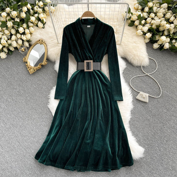 Női bársonyruha derekán övvel