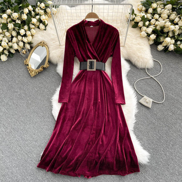 Női bársonyruha derekán övvel