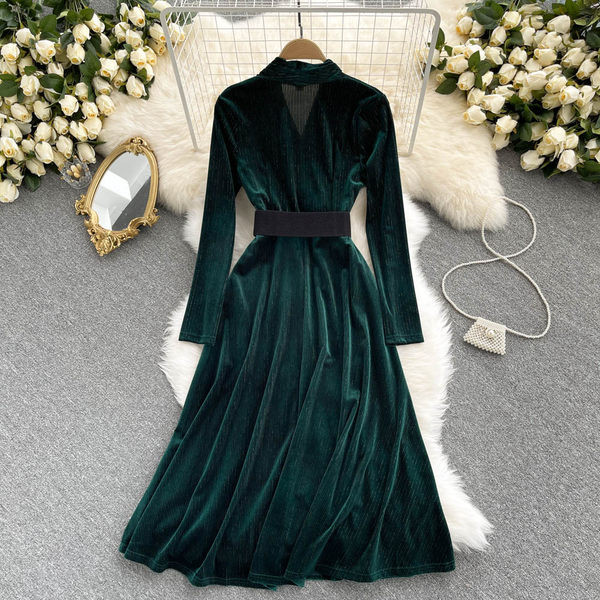 Női bársonyruha derekán övvel