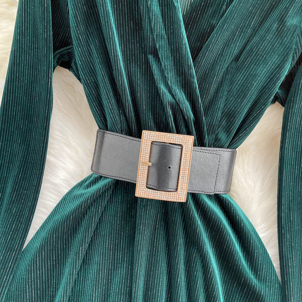 Női bársonyruha derekán övvel