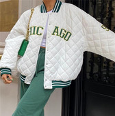 Stílusos női kabát széles modell felirattal