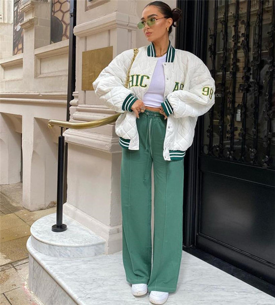 Stílusos női kabát széles modell felirattal