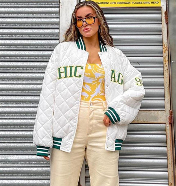 Stílusos női kabát széles modell felirattal