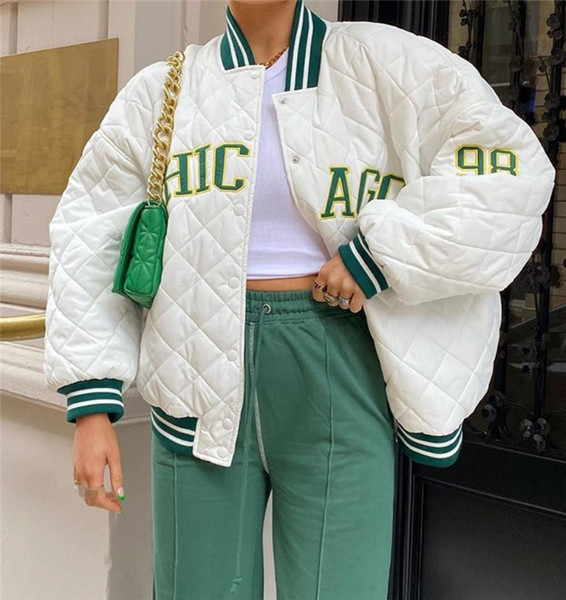 Stílusos női kabát széles modell felirattal