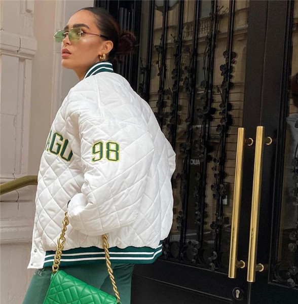 Stílusos női kabát széles modell felirattal