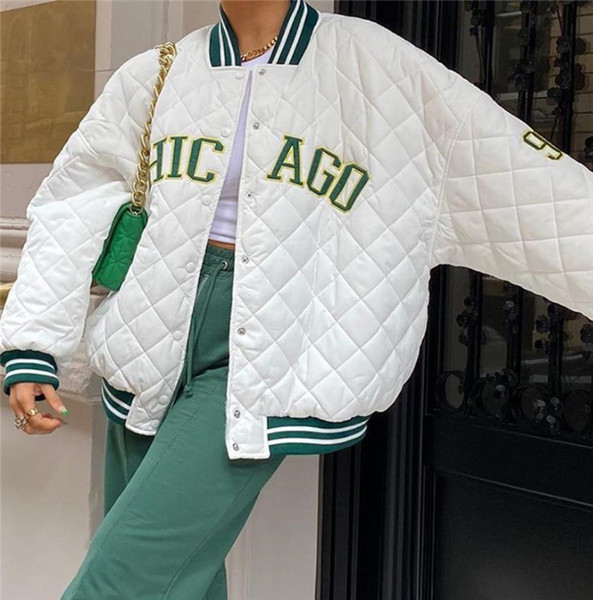 Stílusos női kabát széles modell felirattal