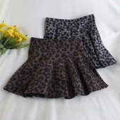 Rövid női szoknya állatmintával, magas derékkal