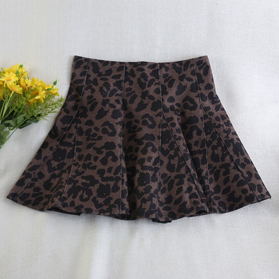 Rövid női szoknya állatmintával, magas derékkal