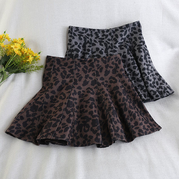Rövid női szoknya állatmintával, magas derékkal