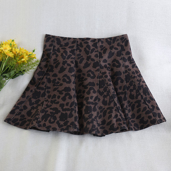 Rövid női szoknya állatmintával, magas derékkal