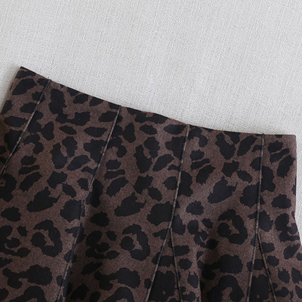 Rövid női szoknya állatmintával, magas derékkal