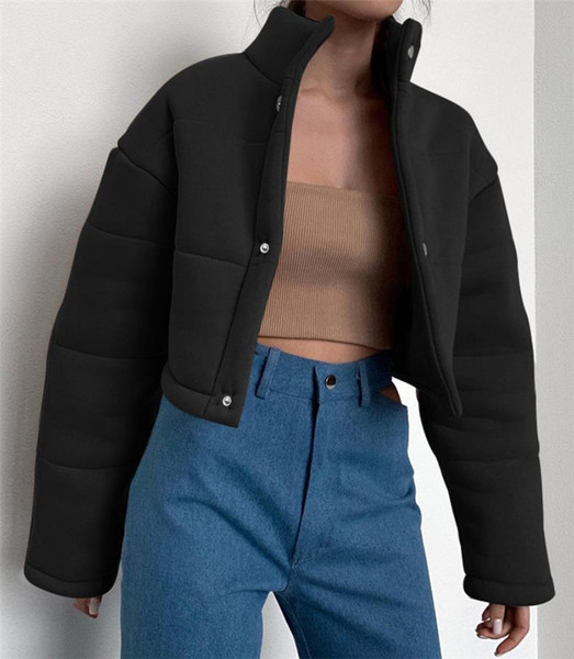 Elegantna ženska kratka jakna širokog modela s gumbima