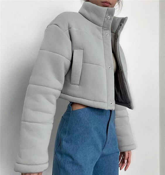 Elegantna ženska kratka jakna širokog modela s gumbima