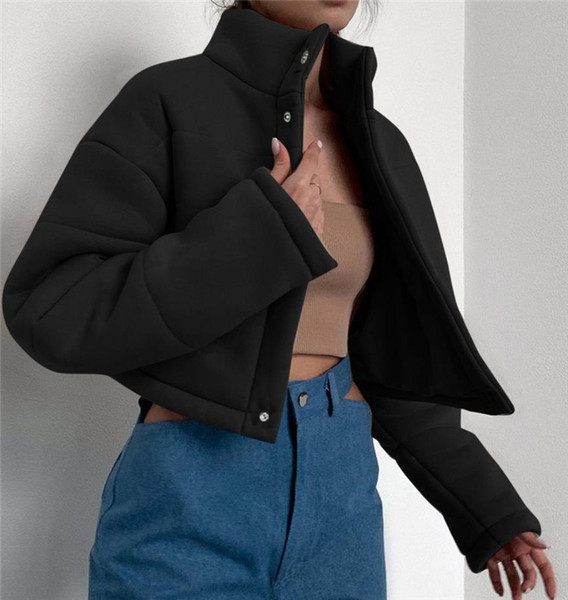 Elegantna ženska kratka jakna širokog modela s gumbima