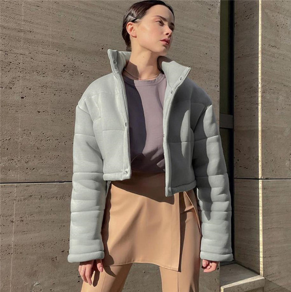 Elegantna ženska kratka jakna širokog modela s gumbima