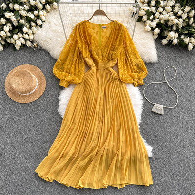 Hosszú női ruha csipkével és spitz nyakkivágással