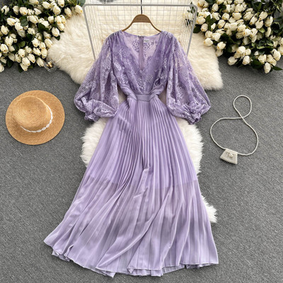 Hosszú női ruha csipkével és spitz nyakkivágással