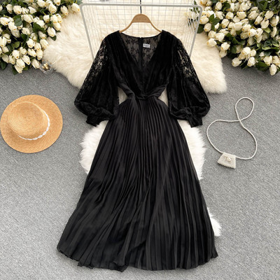 Hosszú női ruha csipkével és spitz nyakkivágással